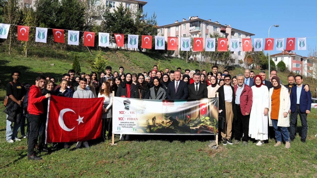Adapazarı Belediye Başkanı Işıksu, üniversite öğrencileriyle fidan dikti