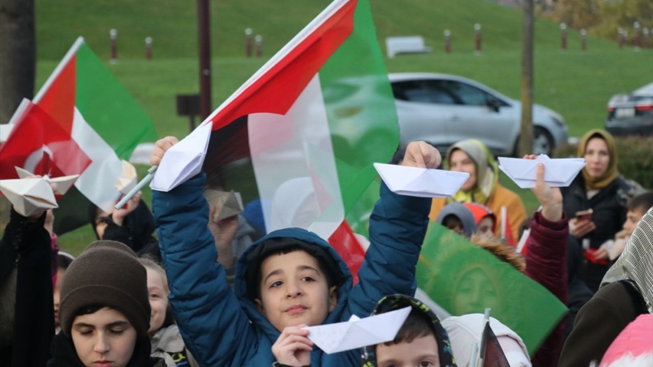 Kocaeli'de çocuklar Gazze'deki akranları için denize kağıttan gemi bıraktı