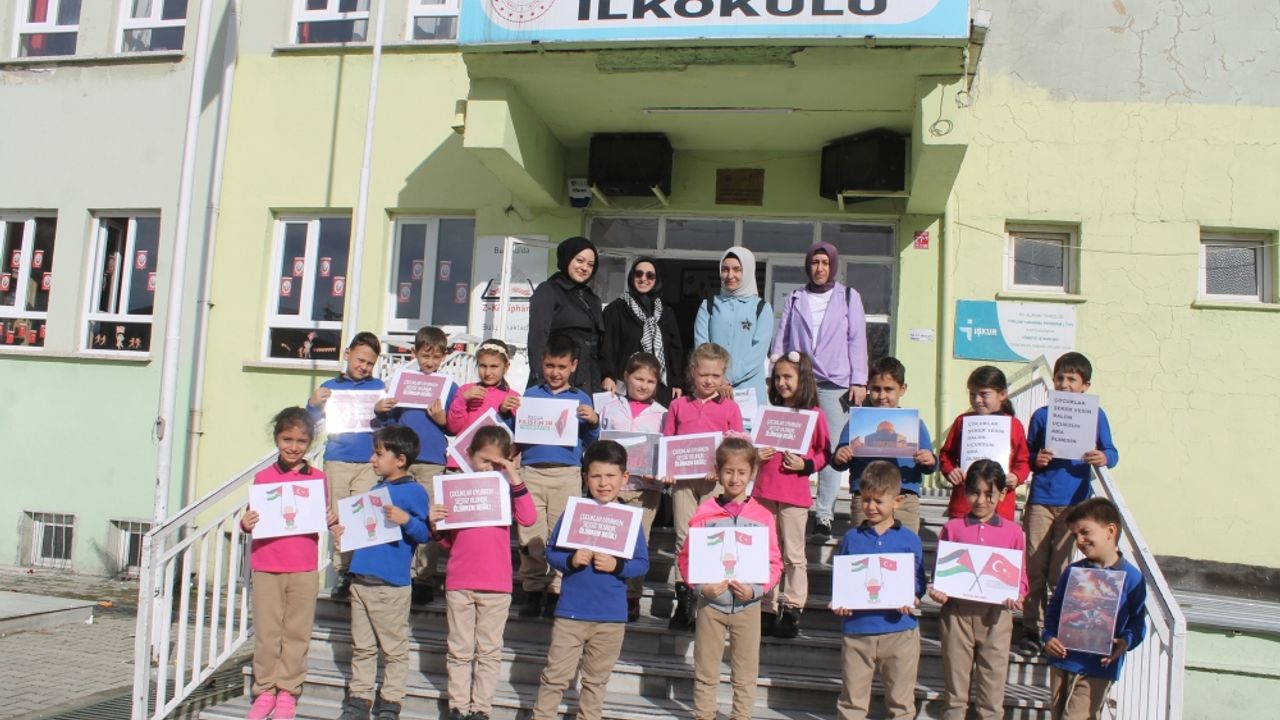 Manyaslı ilkokul öğrencileri kalem satarak Gazzeli çocuklara bağış topladı