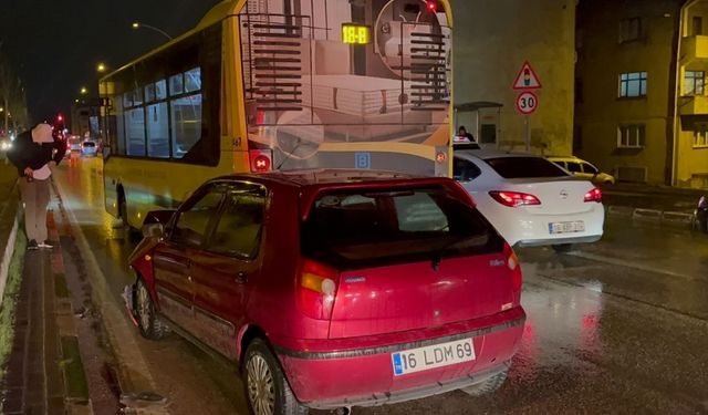 Bursa'da toplu taşıma otobüsüne çarpan otomobilin sürücüsü yaralandı