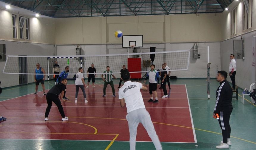 Armutlu'da Cumhuriyet'in 100. yılı kapsamında kurumlar arası voleybol turnuvası başladı