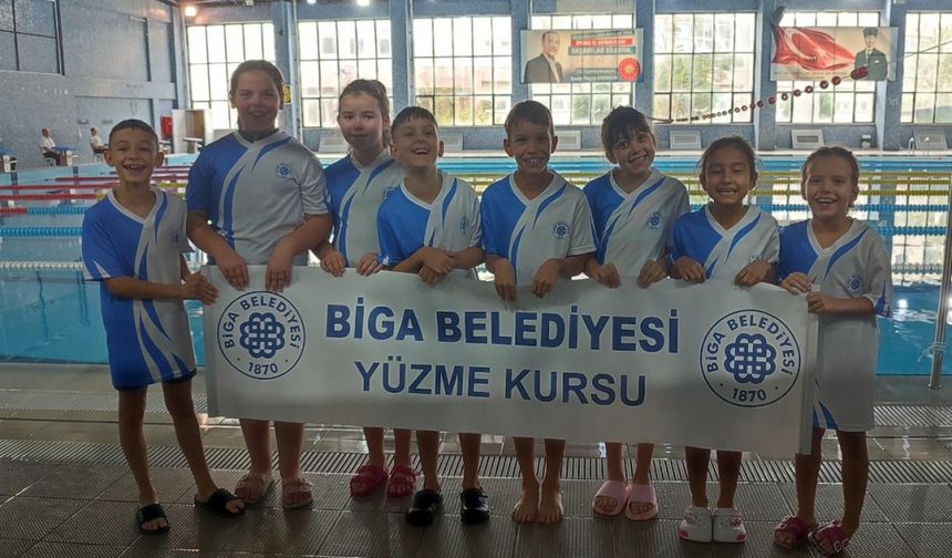 Biga Belediyesinin yüzme kursu öğrencileri Çanakkale'deki turnuvadan derecelerle döndü