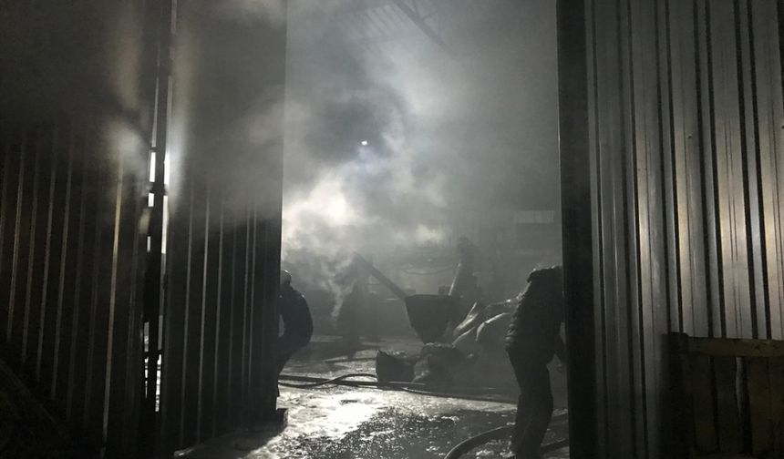 Sakarya'da yangın çıkan mangal kömürü üretim tesisinde hasar oluştu